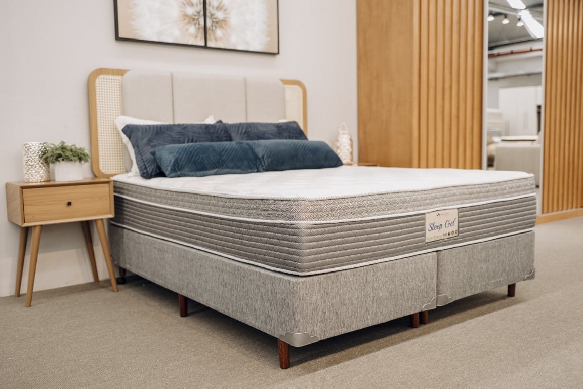 Conjunto Box Sleep Gel cama ambientada com roupeiro cabeceira e criado mudo lado esquerdo Conjunto Box Sleep Gel cama ambientada com roupeiro cabeceira e criado mudo lado esquerdo