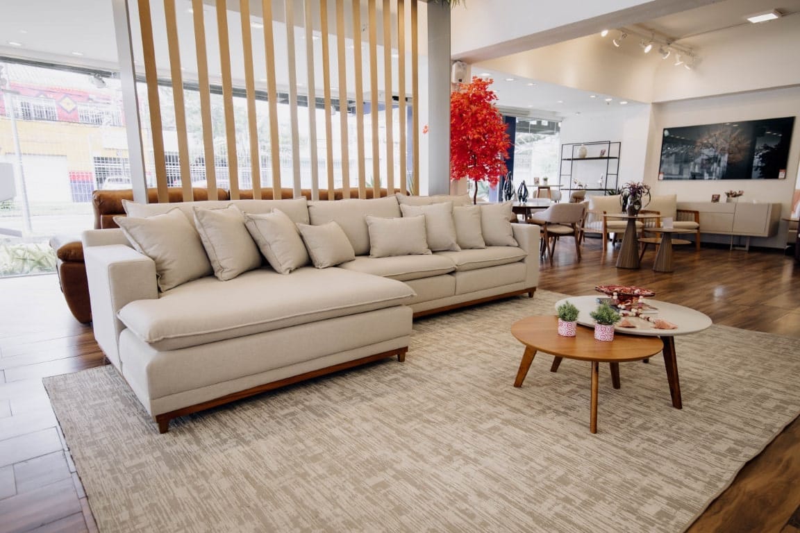 sofá living com chaise newage tecido em linho pés em madeira plano geral em cima sofá living com chaise newage tecido em linho pés em madeira plano geral em cima