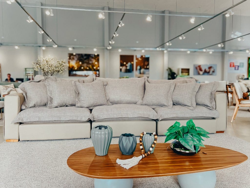 sofa-retratil-e-reclinavel-com-almofadas-soltas-e-babado-nos-assentos-e-nas-almofadas-ambientado sofa-retratil-e-reclinavel-com-almofadas-soltas-e-babado-nos-assentos-e-nas-almofadas-ambientado