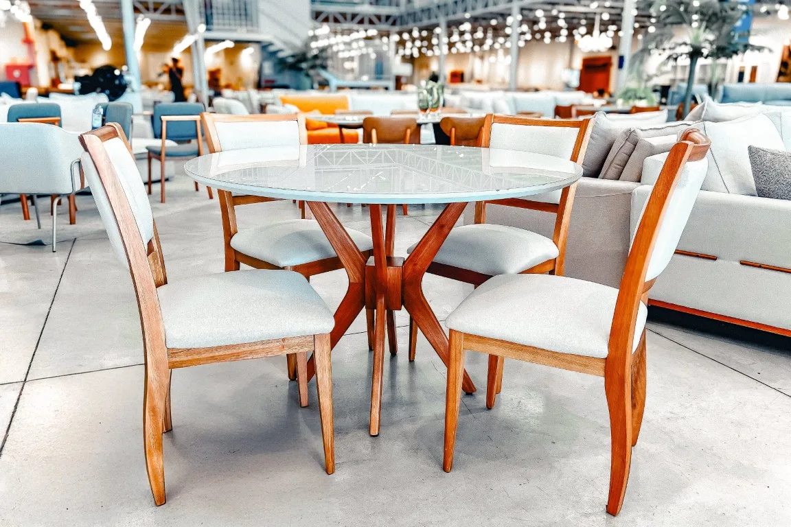 sala de jantar redonda brisa com cadeiras maia assento almofadado