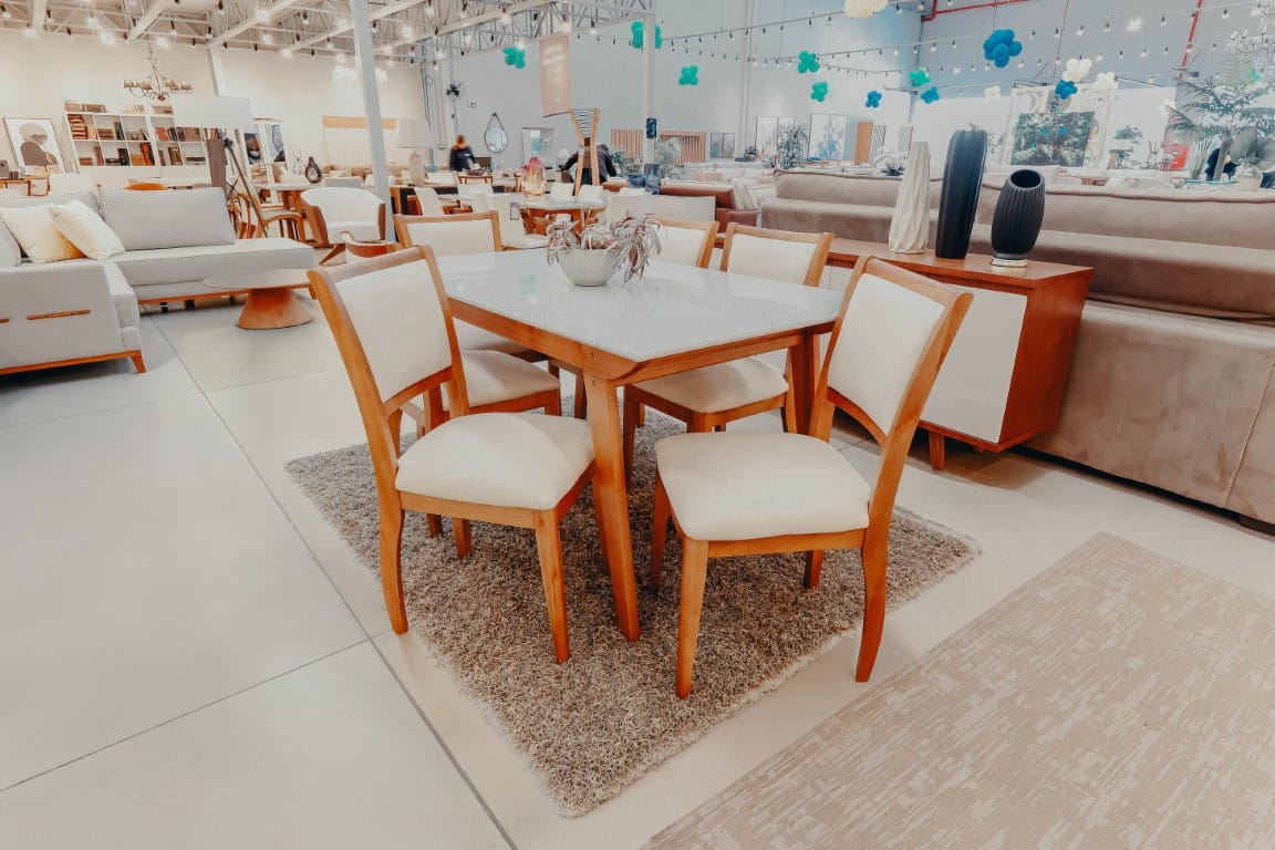 sala de jantar sofia com 6 cadeiras almofadadas pés curvados tampo offwhite tapete ambientado sala de jantar sofia com 6 cadeiras almofadadas pés curvados tampo offwhite tapete ambientado