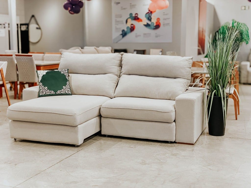 sofá retratil e reclinavel valentina ambientado com almofada ciello moveis sofá retratil e reclinavel valentina ambientado com almofada ciello moveis