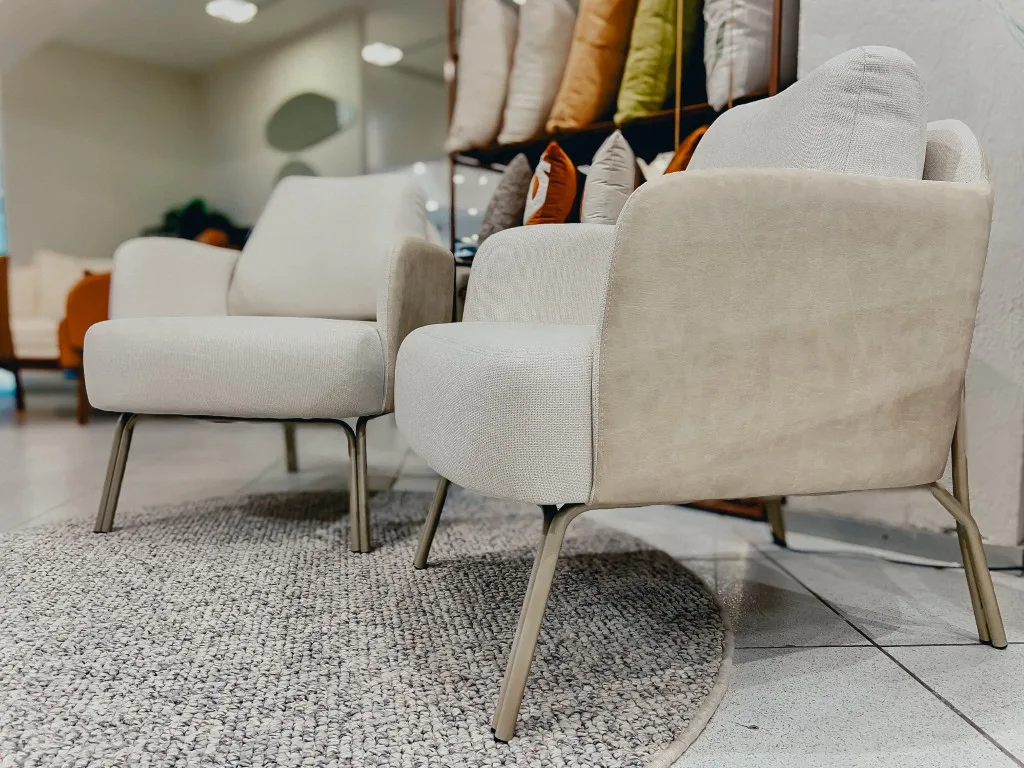 poltronas zara com tecido em linho e laterais em courissimo couro ecológico com pés em metal ambientado detalhes pés