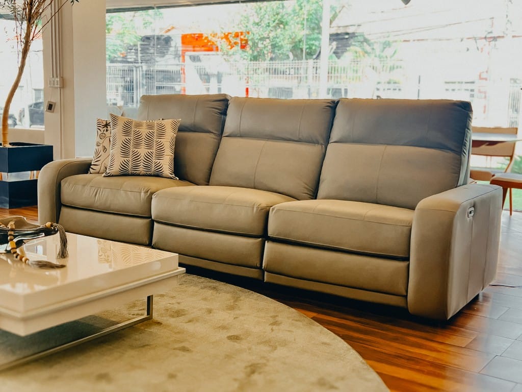 sofa retratil e reclinavel meridian com tecido em couro automatizado ambientado sofa retratil e reclinavel meridian com tecido em couro automatizado ambientado
