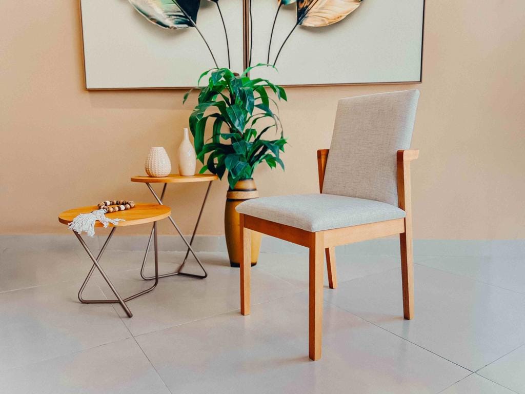 Cadeira de Jantar Olimpo com Braços Madeira Maciça Cadeira Olimpo com braços de madeira, estrutura em eucalipto e assento estofado claro em ambiente decorado.