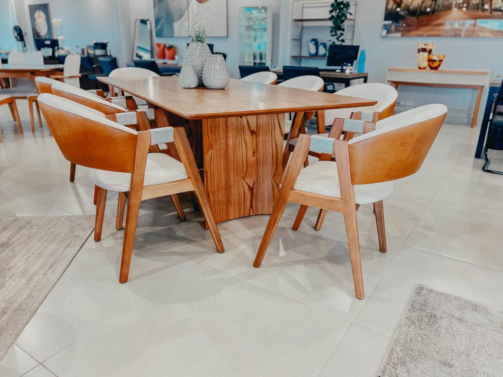 sala de jantar rafaela com cadeiras isabela tampo em madeira cadeiras poltronas ambientado