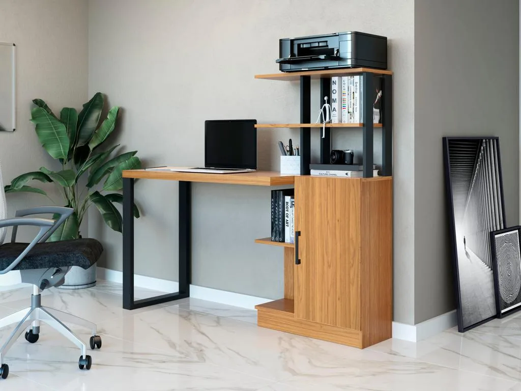 Estação de trabalho integrada com Mesa de Escritório e Estante F17 Ciello em acabamento amadeirado mel e pés pretos estilo industrial, contendo um notebook e uma impressora sobre a bancada.