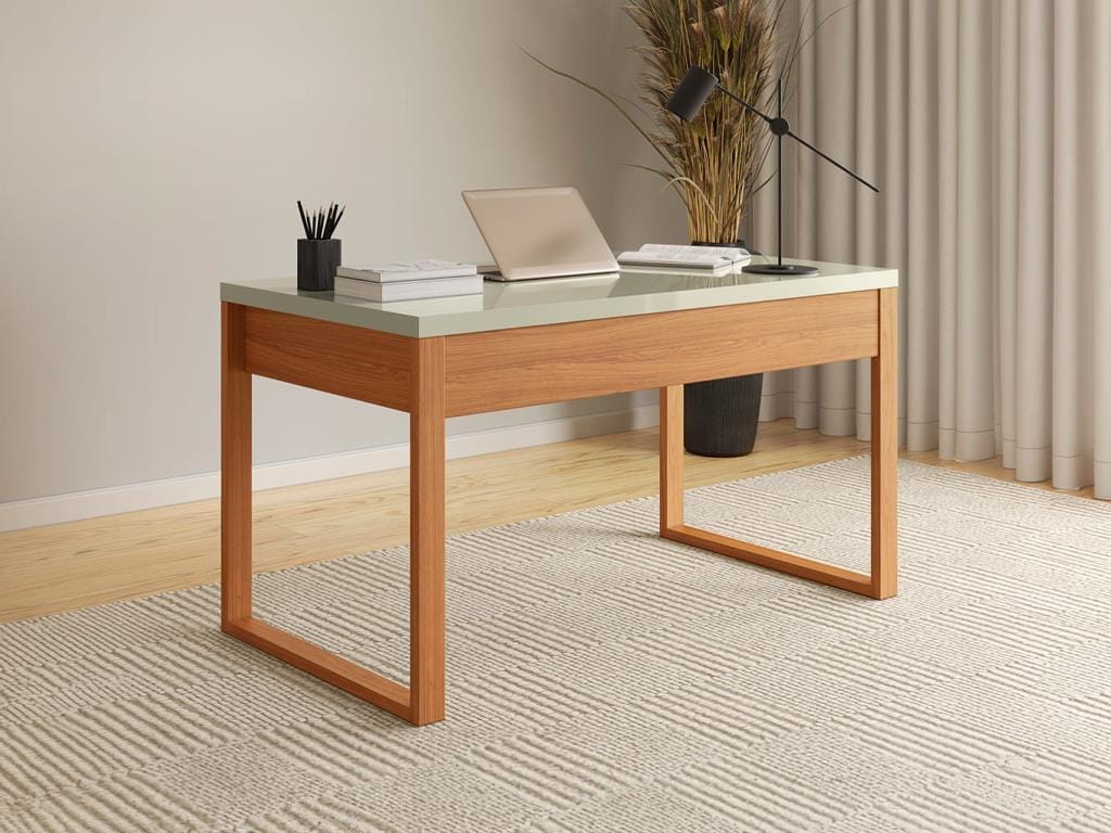 Mesa Executiva Clean Off-White e Madeira F20 | Ciello Mesa de Escritório F20 na versão clean com tampo grosso off-white brilhante e estrutura inferior em madeira clara, decorada com um notebook em uma sala de estilo contemporâneo.