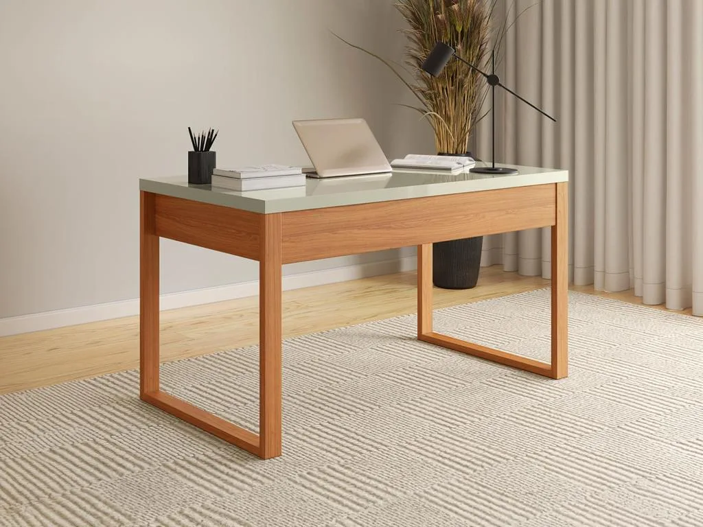 Mesa de Escritório F20 na versão clean com tampo grosso off-white brilhante e estrutura inferior em madeira clara, decorada com um notebook em uma sala de estilo contemporâneo.
